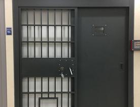 平移监室门